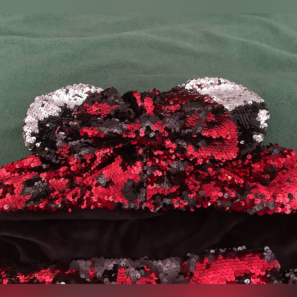 Minnie Mouse Reversible Sequin Hooded Blanket - Picture 4 of 11